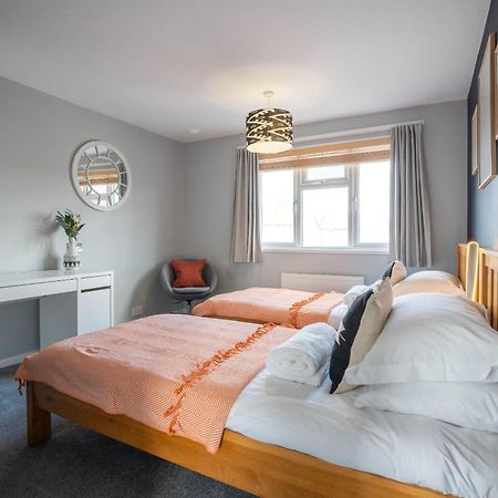 Gatwick Place - 4 Bed 2 Bath Self Contained House With Private Garden Horley Eksteriør bilde