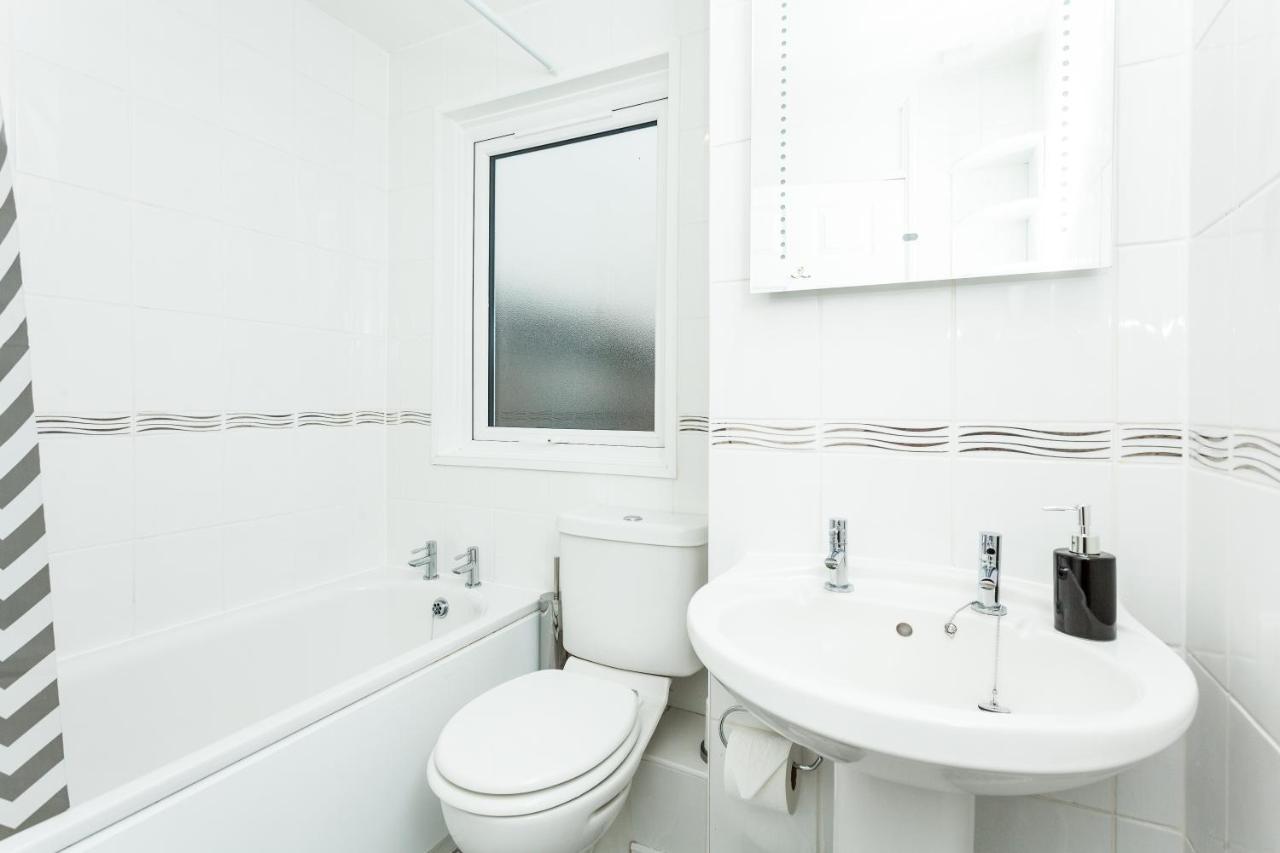 Gatwick Place - 4 Bed 2 Bath Self Contained House With Private Garden Horley Eksteriør bilde