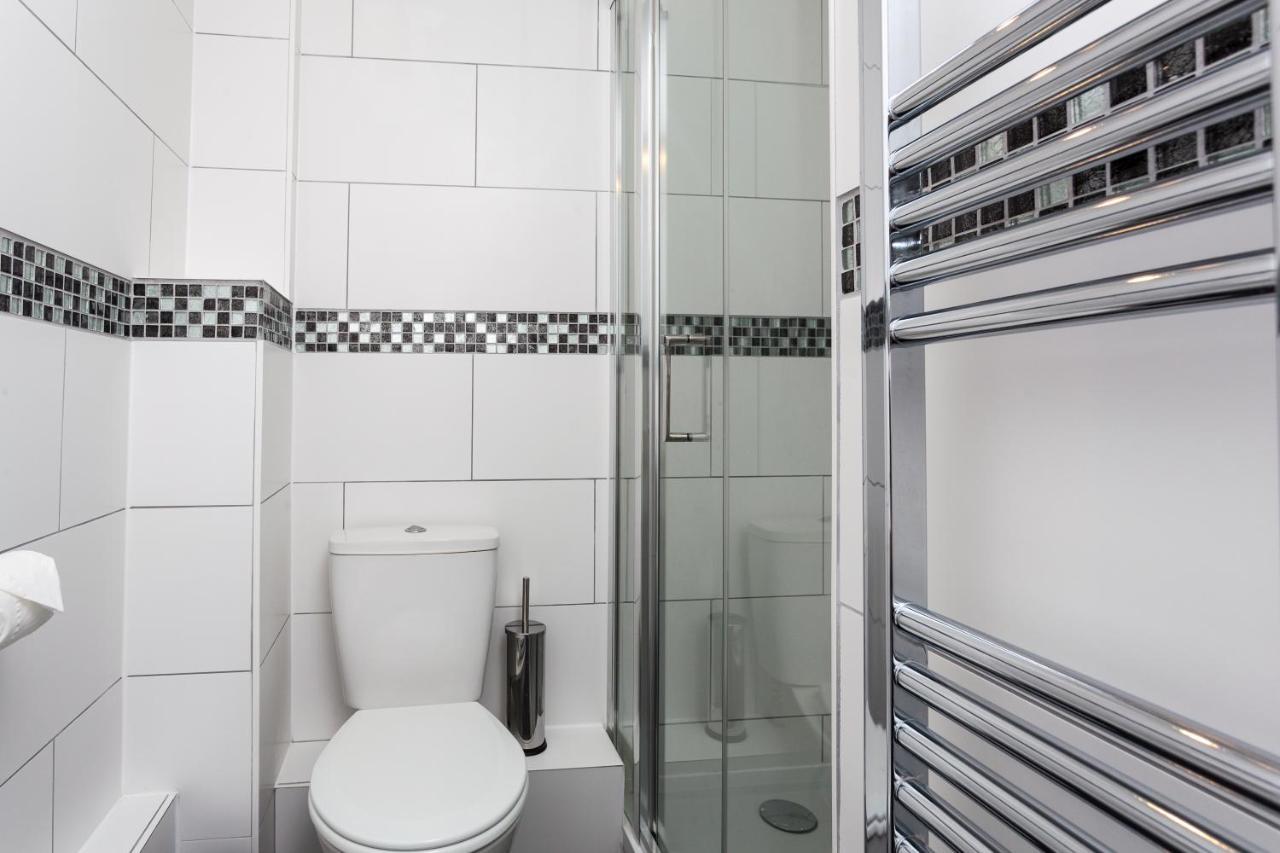 Gatwick Place - 4 Bed 2 Bath Self Contained House With Private Garden Horley Eksteriør bilde