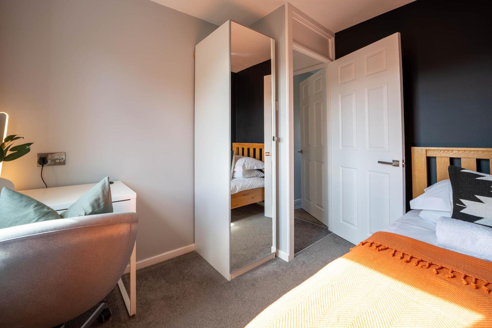 Gatwick Place - 4 Bed 2 Bath Self Contained House With Private Garden Horley Eksteriør bilde