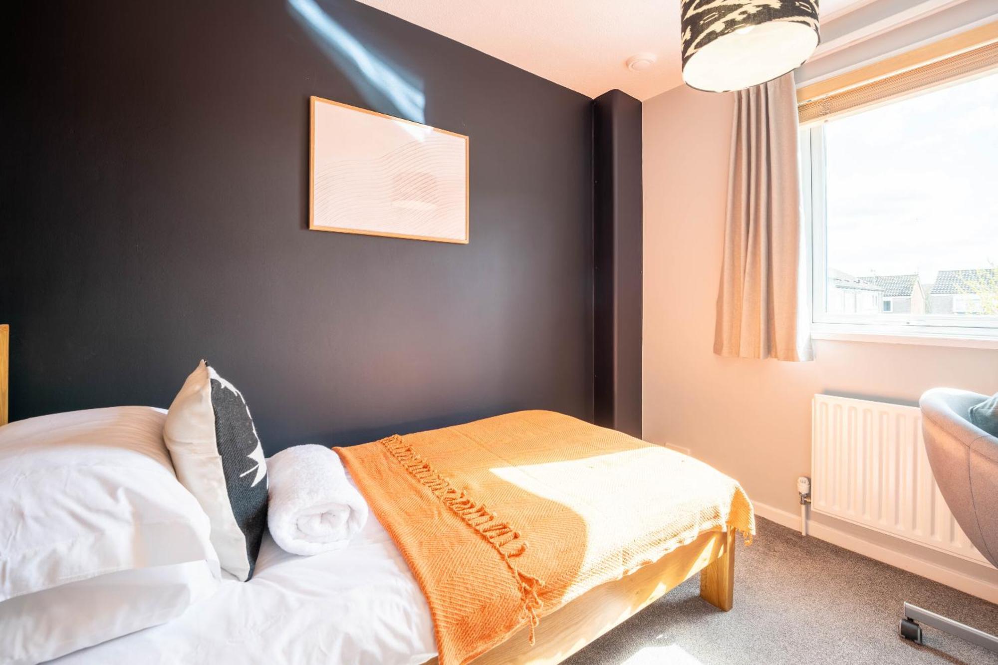 Gatwick Place - 4 Bed 2 Bath Self Contained House With Private Garden Horley Eksteriør bilde