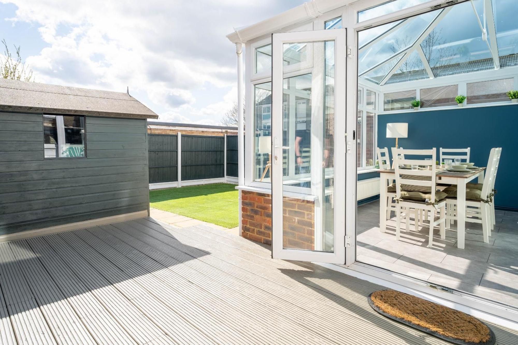 Gatwick Place - 4 Bed 2 Bath Self Contained House With Private Garden Horley Eksteriør bilde