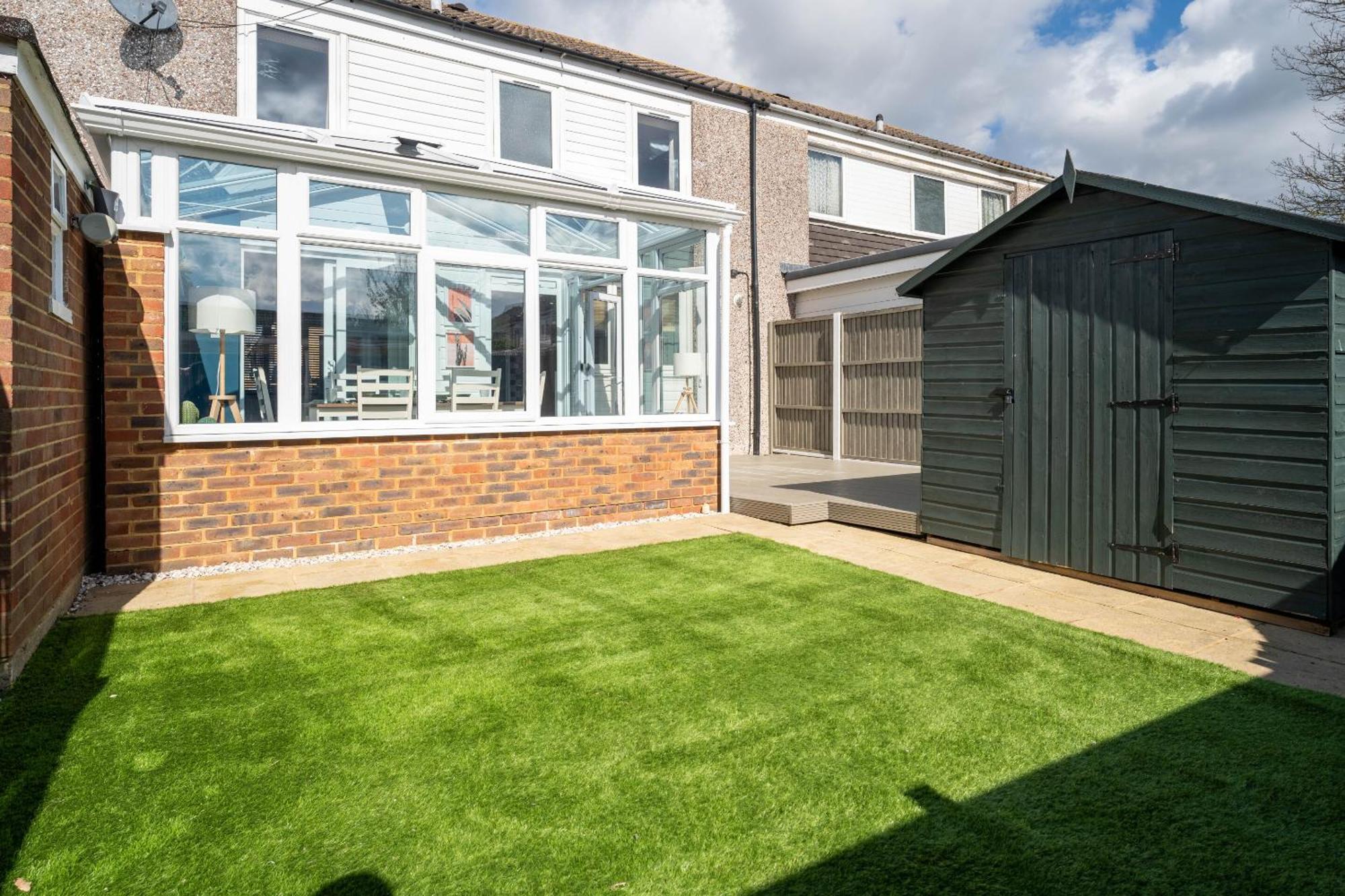 Gatwick Place - 4 Bed 2 Bath Self Contained House With Private Garden Horley Eksteriør bilde