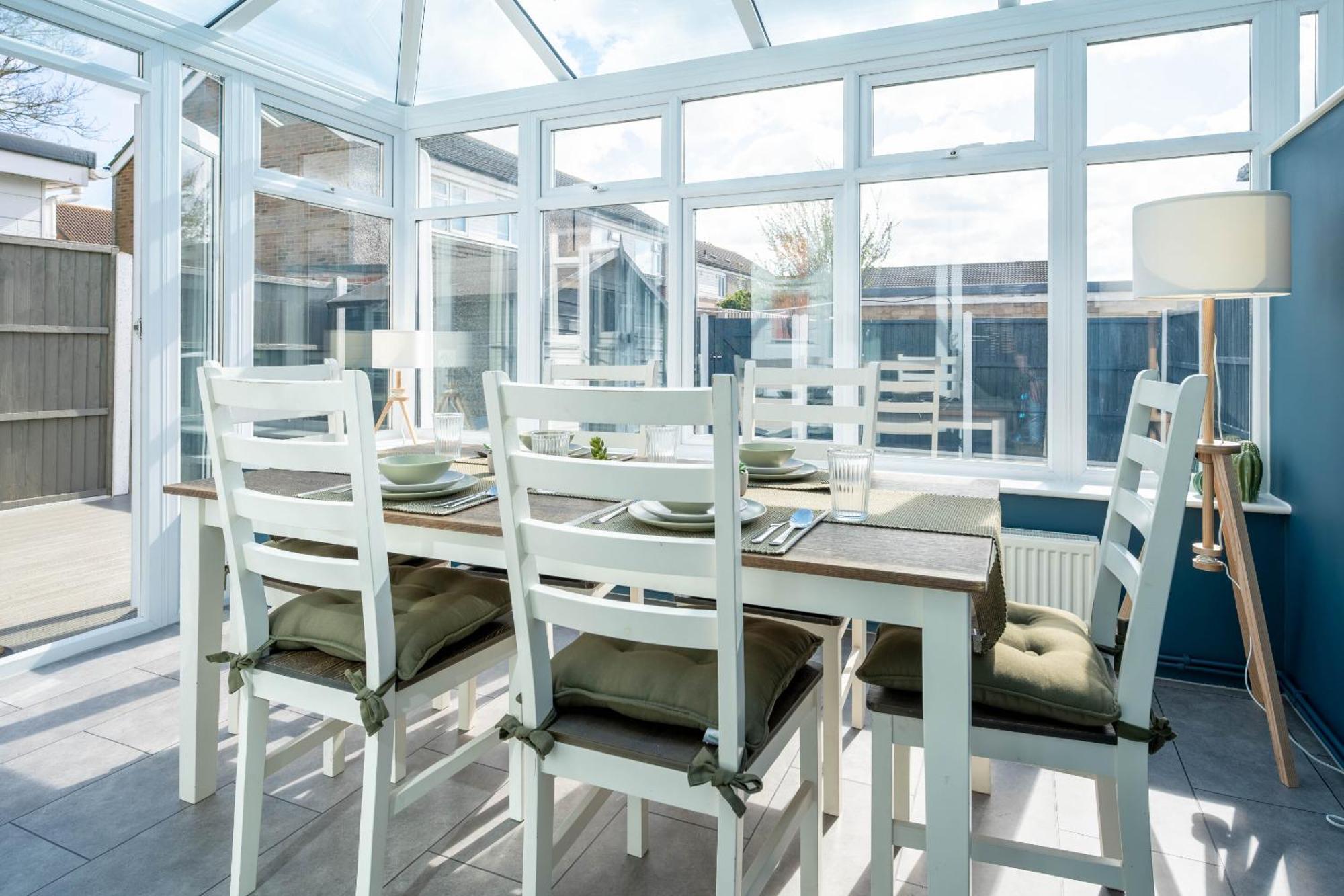 Gatwick Place - 4 Bed 2 Bath Self Contained House With Private Garden Horley Eksteriør bilde