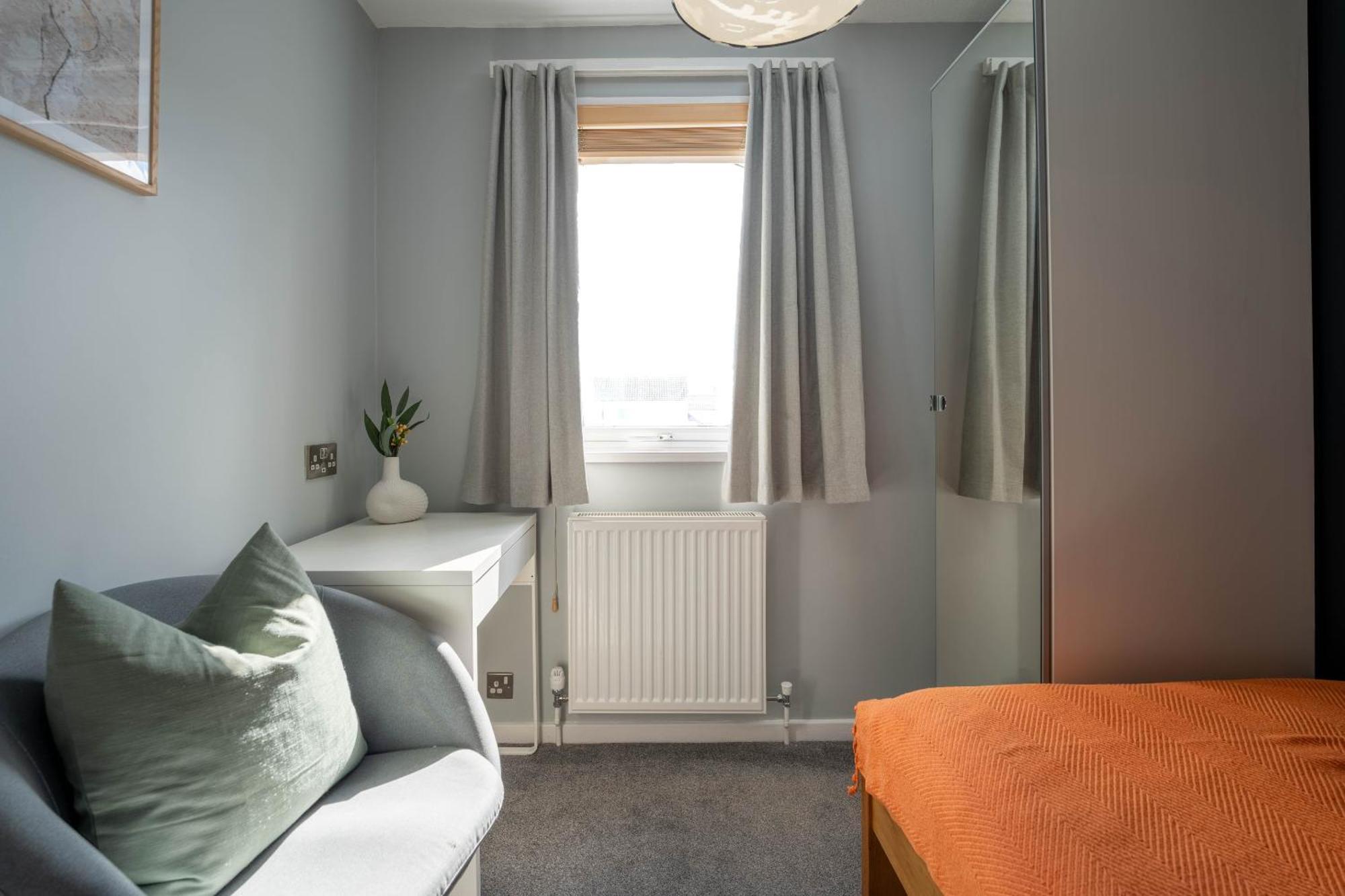 Gatwick Place - 4 Bed 2 Bath Self Contained House With Private Garden Horley Eksteriør bilde